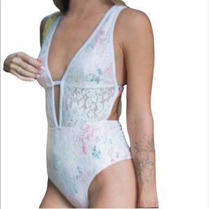 🆕 Beautiful lace floral one piece swimsuit NWOT M